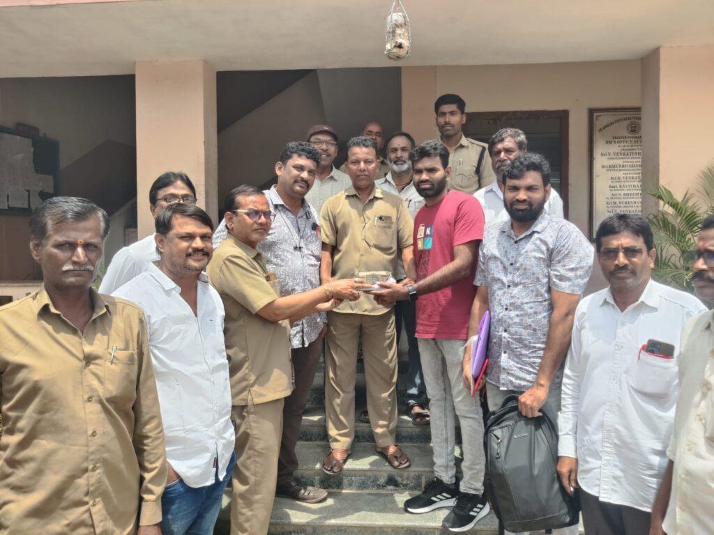 మేడ్చల్ డిపో సిబ్బంది, నిజాయితీకి నిదర్శనం…