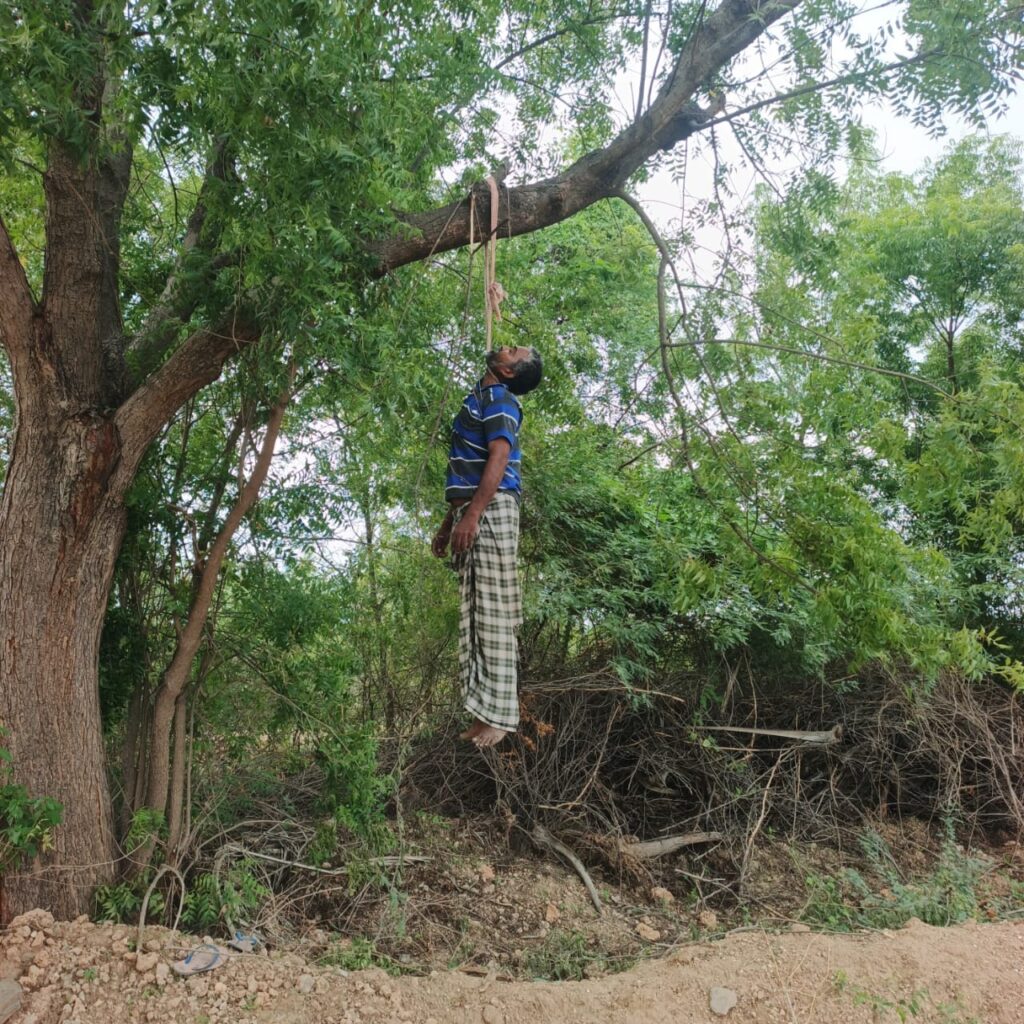ఆంధ్రప్రదేశ్ రాష్ట్రంలో రైతు ఆత్మహత్యలు రోజురోజుకీ పెరిగిపోతున్నాయి