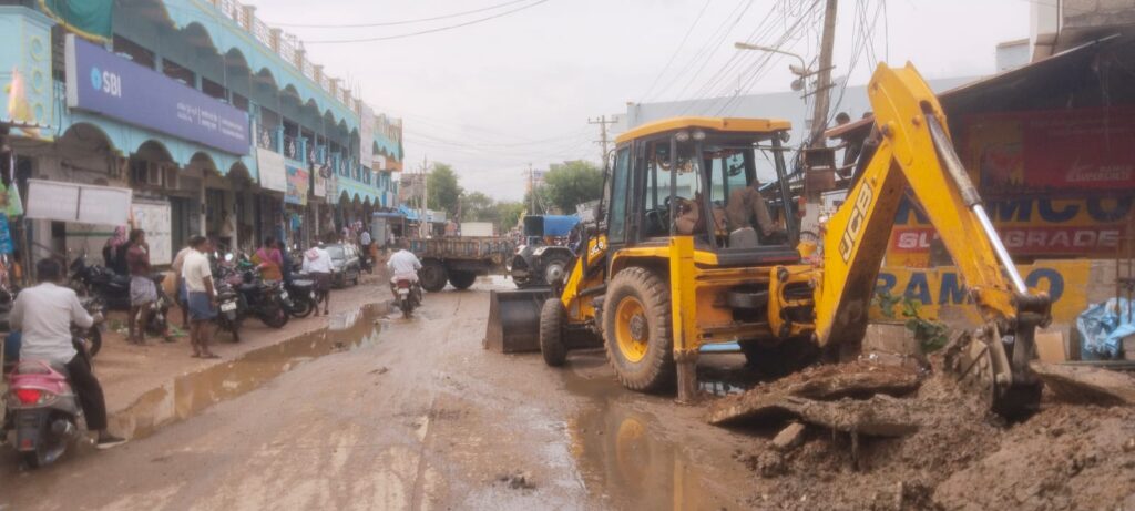 చినుకు పడితే చాలు కలసపాడు అంతా బురదమయం.