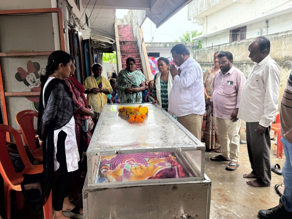పార్థివ దేహానికి మాజీ ఎమ్మెల్యే తాటి వెంకటేశ్వర్లు నివాళి
