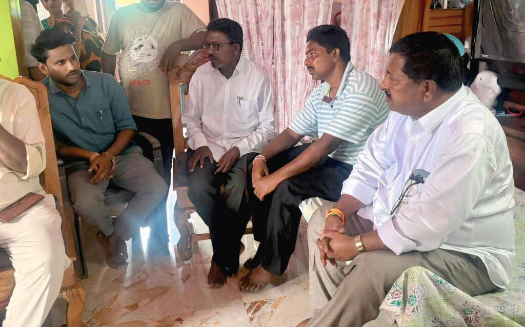 తిరుమలకుంటలో జర్నలిస్ట్ సతీష్ కుటుంబాన్ని కలిసిన మాజీ ఎమ్మెల్యే తాటి