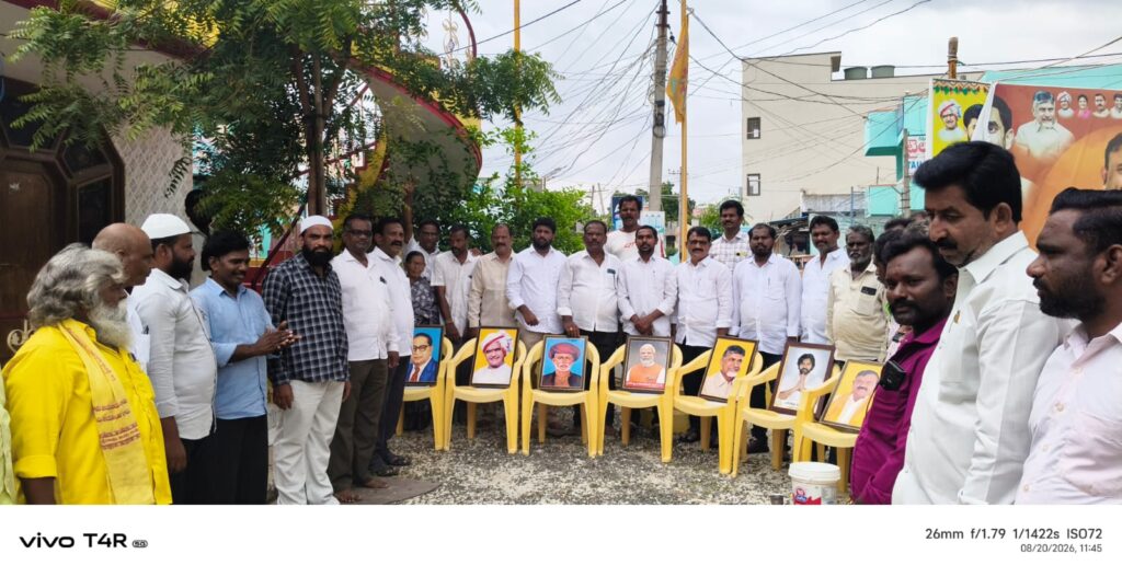 కూటమినాయకుల ఆధ్వర్యంలో ప్రజాప్రతినిధులకు పాలాభిషేకం