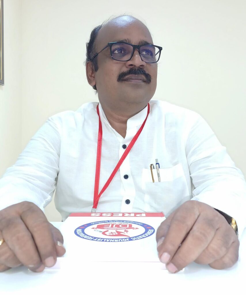 భారత రాజ్యాంగం ప్రతి పౌరుడికీ సమాన అవకాశాలను, గౌరవప్రదమైన జీవన హక్కును కల్పించింది.
పొలిటికల్ పవర్ సమగ్ర జాతీయ తెలుగు దినపత్రిక పిఎన్9 టీవీ తెలుగు న్యూస్ ఆంధ్రప్రదేశ్ తెలంగాణ రాష్ట్రాల బ్యూరో యర్ర నాగరాజు రెడ్డి.
నేటి సామాజిక, ఆర్థిక ముఖచిత్రాన్ని పరిశీలిస్తే ఆశయాలకు, ఆచరణకు మధ్య అగాధం స్పష్టంగా కనిపిస్తోంది. ఒకవైపు ఆర్థిక వ్యత్యాసాల కారణంగా కుటుంబ వ్యవస్థలు, మానవ సంబంధాలు ముక్కలవుతుంటే, మరోవైపు దిగువ మధ్యతరగతి ప్రజలు వ్యవస్థల నుంచి కనీస హక్కులను సైతం పొందలేక అలమటిస్తున్నారు. సంపన్న వర్గాల పిల్లలు విదేశీ విద్యను ఒక విలాసంగా మార్చుకుంటున్న తరుణంలో, పూట గడవక కనీసం సర్కారు బడి మొహం చూడలేక బాల్యాన్ని బలిపెడుతున్న నిరుపేద పిల్లల దుస్థితి మన ప్రజాస్వామ్యానికే ఒక సవాలుగా నిలుస్తోంది.ఎన్నికల ప్రజాస్వామ్యంలో ఐదేళ్లకోసారి పాలకులు మారుతున్నారు, సరికొత్త నినాదాలు పుట్టుకొస్తున్నాయి. కానీ, సామాన్యుడి ప్రాథమిక జీవన విధానంలో మార్పు రావడం లేదు. సంక్షేమ పథకాలను కేవలం ఓట్ల పంట పండించుకునే తాత్కాలిక సాధనాలుగా వాడుకుంటున్నారే తప్ప, పేదరికాన్ని శాశ్వతంగా నిర్మూలించే ఉచిత నాణ్యమైన విద్య, వైద్యం వంటి హక్కులను అందించడంలో పాలకపక్షాలు నిమ్మకు నీరెత్తినట్లు వ్యవహరిస్తున్నాయి. ప్రజాప్రతినిధులుగా ప్రమాణ స్వీకారం చేసి, ప్రజల పన్నులతో లబ్ధి పొందుతున్న నాయకులు, క్షేత్రస్థాయిలో ప్రజలు పడుతున్న కష్టాలను విస్మరించడం రాజ్యాంగ ఉల్లంఘనే అవుతుంది. స్వార్థపూరిత రాజకీయ లబ్ధి కోసం వ్యవస్థలను మేనేజ్ చేస్తున్న కొందరు నాయకుల తీరు వల్ల, దిగువ తరగతి ప్రజానీకం తమ కనీస హక్కుల కోసం కూడా పోరాడాల్సిన దైన్యం ఏర్పడింది.ఈ వ్యవస్థాగత లోపాలను ఇలాగే వదిలేస్తే సమాజంలో అసమానతలు మరింత తీవ్రరూపం దాలుస్తాయి. అందుకే, అభ్యుదయ భావాలు కలిగిన ప్రతి పౌరుడు చట్టబద్ధమైన, ప్రజాస్వామ్యయుతమైన మార్గాల్లో ఈ వైఫల్యాలను ప్రశ్నించాల్సిన అవసరం ఆసన్నమైంది. పాలకులు తమ బాధ్యతను గుర్తుచేసేలా, సామాన్యుడి గొంతుకను చట్టసభలకు వినిపించేలా మనమంతా నడుం బిగించాల్సి ఉందికుర్రే రాజేంద్ర రెడ్డి,
సామాజిక రాజకీయ విశ్లేషకులు.
తాడేపల్లి ఆంధ్ర ప్రదేశ్ రాష్ట్రం