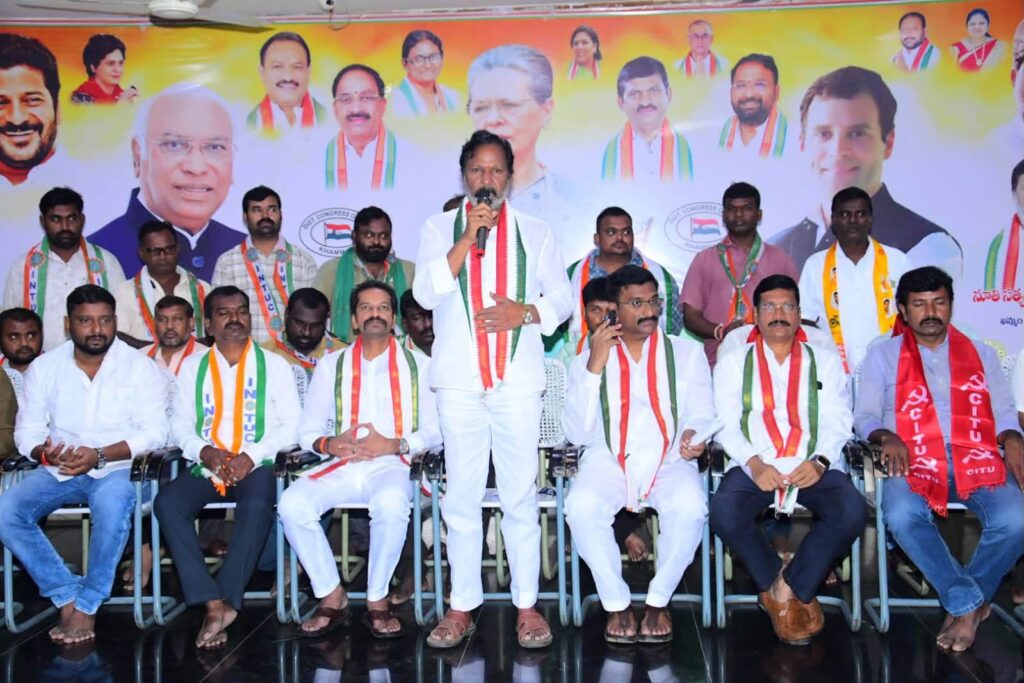 ఖమ్మం జిల్లా కాంగ్రెస్ పార్టీ కార్యాలయం సంజీవరెడ్డి భవన్  లో ఆటో మోటార్ వర్కర్స్ జె ఏ సి (JAC) ఆధ్వర్యంలో ఐ యన్ టి యు సి మోటారు రంగం జిల్లా అధ్యక్షులు పాల్వంచ కృష్ణ అధ్యక్షతన జరిగిన తెలంగాణ ప్రభుత్వం ఆటో కార్మికుల సమస్యలను పరిష్కరించింనందుకు  ఏర్పాటు చేసిన కృతజ్ఞత సభలో ముఖ్య అతిథులుగా పాల్గొని ప్రసంగించిన  పార్టీ జిల్లా అధ్యక్షులు శ్రీ నూతి సత్యనారాయణ గౌడ్ ,  ఖమ్మం నగర పార్టీ అధ్యక్షులు నాగళ్ల దీపక్ చౌదరి , పద్మశాలి సంఘం రాష్ట్ర అధ్యక్షులు ఐ యన్ టి యు సి ఆటో వర్కర్స్ యూనియన్ గౌరవ అధ్యక్షులు కమర్తపు మురళి, ఐ యన్ టి యు సి నగర అధ్యక్షుడు నరాల నరేష్ మోహన్ నాయుడు . పాల్గొన్న ఆటో కార్మికులు