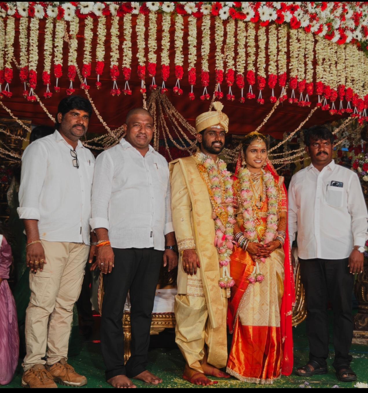 ఖమ్మం జిల్లా పాలేరు నియోజకవర్గం 59 డివిజన్ దానవాయిగూడెం కి చెందిన పల్లపు ఉపేందర్ -కళావతి దంపతుల కుమార్తె ప్రవళిక వివాహ వేడుకకు హాజరై నూతన దంపతులను ఆశీర్వదించిన పాలేరు నియోజకవర్గం ఖమ్మం రూరల్ మండల కాంగ్రెస్ పార్టీ అధ్యక్షులు తోట వీరభద్రం మరియు స్థానిక ప్రజా నాయకులు చల్లా కృష్ణ స్థానిక కాంగ్రెస్ పార్టీ నూతన అధ్యక్షులు వీరరాఘవులు