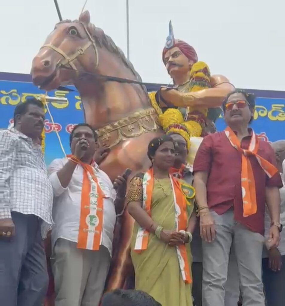 సర్దార్ సర్వాయి పాపన్న గౌడ్ విగ్రహ ఆవిష్కరణలో పాల్గొన్న తాటి