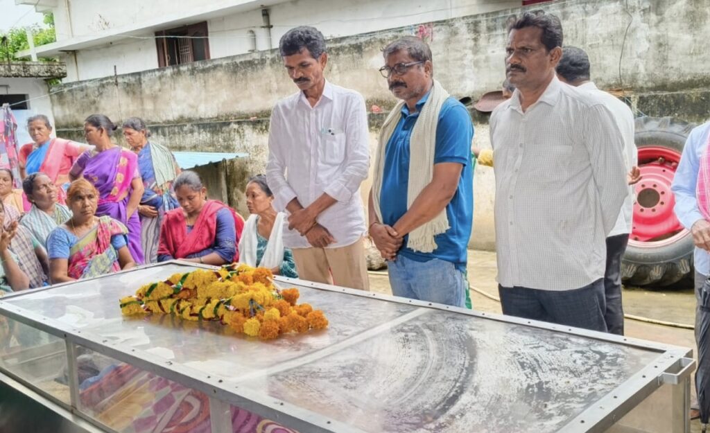 పార్థివదేహానికి నివాళులర్పించిన బిఆర్ఎస్ నాయకులు సోయం వీరభద్రం